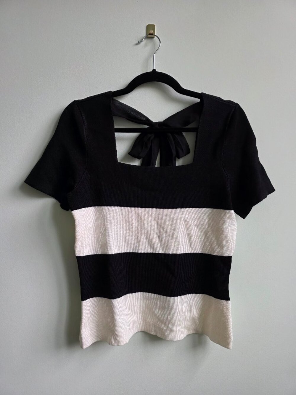Vintage Caché Black & White Horizontal Colorblock Striped Short-Sleeved Knit Top